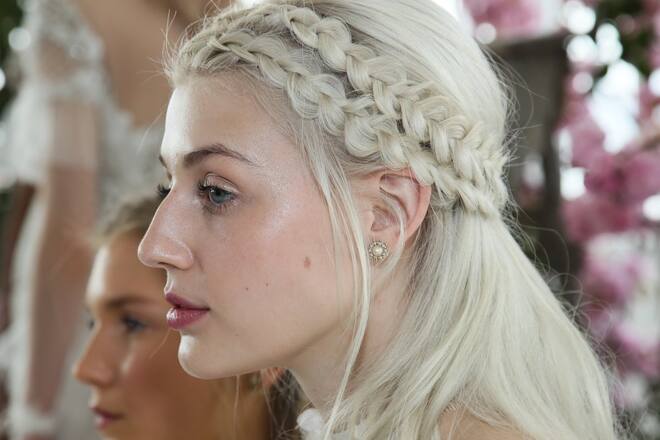 Von cool bis romantisch: Die perfekte Frisur muss als Hochzeitsgast gar nicht kompliziert sein.
