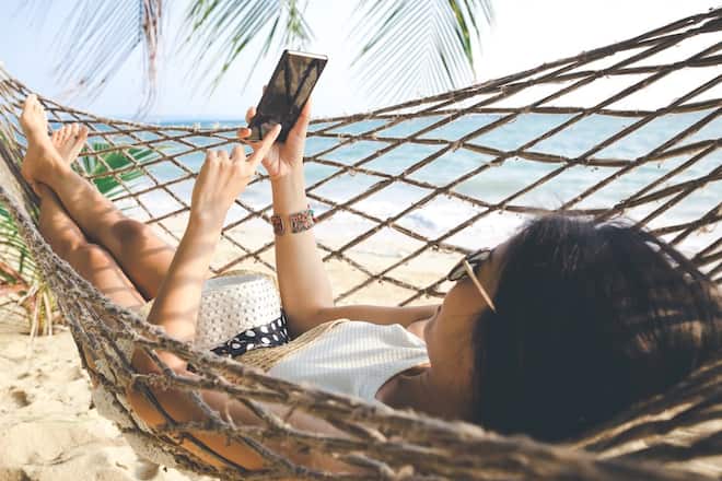 Auch im Urlaub darf für viele das Smartphone nicht fehlen.