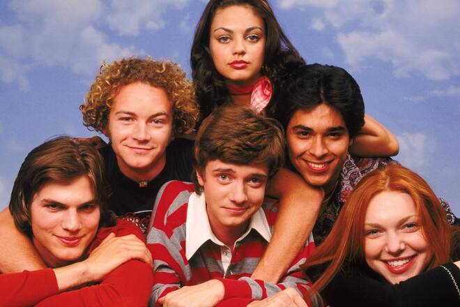 Ashton Kutcher (l.) und Mila Kunis (o.) bei "Die wilden Siebziger".