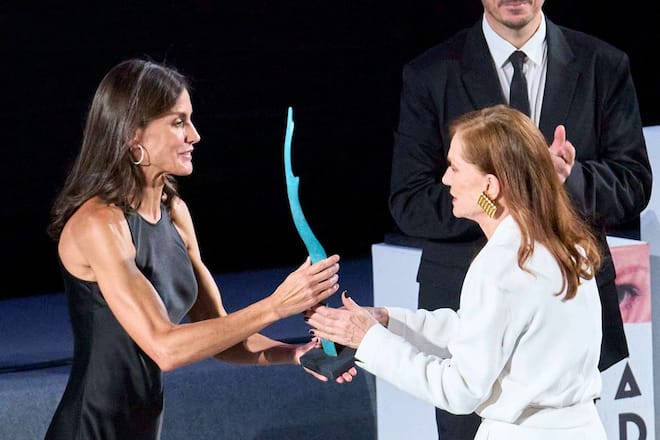 Königin Letizia von Spanien überreicht der französischen Schauspielerin Isabelle Huppert ihren Preis.