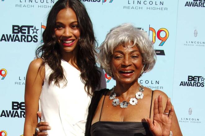 Zoe Saldana (l.) trauert um Nichelle Nichols.