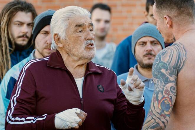 "Alte Bande": Boxer (Mario Adorf, l.) ist der König der Justizvollzugsanstalt.