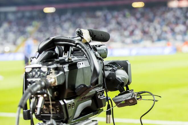 Die Fußball-Bundesliga ist bei Sky und DAZN zu Hause, aber auch einige wenige Besuche in Sat.1 stehen für die Saison 2022/23 auf dem Programm.