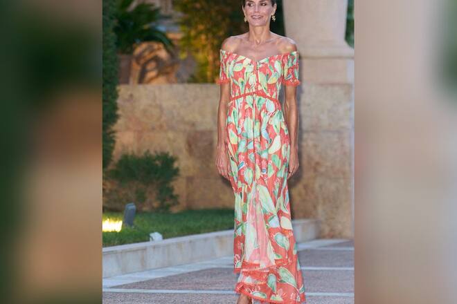 Mehr Sommer geht nicht: Königin Letizia strahlt in ihrem stylischen Off-Shoulder-Kleid von Charo Ruiz Ibiza.