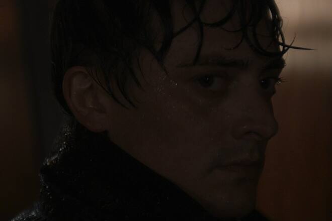 Der walisische Schauspieler Aneurin Barnard, bekannt aus "Der Distelfink", spielt in "1899" Passagier Daniel.
