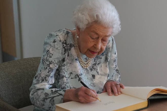 Die königliche Signatur der Queen ist nun auf drei neuen Münzen zu sehen.