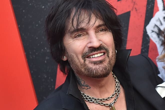 Tommy Lee zieht in den sozialen Medien blank.