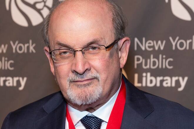 Salman Rushdie wurde auf der Bühne mit einem Messer attackiert.