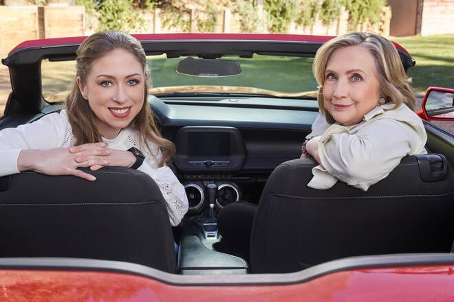Chelsea Clinton und Hillary Clinton in "Gutsy," ab 9. September bei Apple TV+.