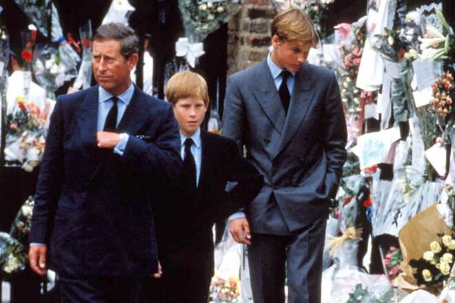 Prinz Charles mit Prinz Harry und Prinz William (r.) nach dem Tod von Prinzessin Diana.
