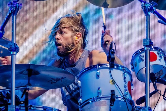 Taylor Hawkins bei einem Konzert auf der Bühne.