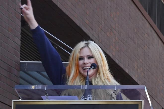 Avril Lavigne freut sich über ihren Stern auf dem Walk of Fame.