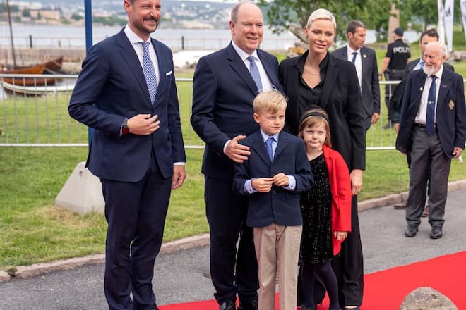 Fürst Albert II., Fürstin Charlène, die Zwillinge Jacques und Gabriella und ganz links Kronprinz Haakon bei einer Ausstellungseröffnung in Oslo.