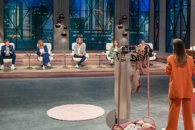 Die Löwen (v.l.) Carsten Maschmeyer, Dagmar Wöhrl, Nils Glagau, Judith Williams und Ralf Dümmel nehmen die dünnsten Nippelcover Deutschlands von Nippli genau unter die Lupe.