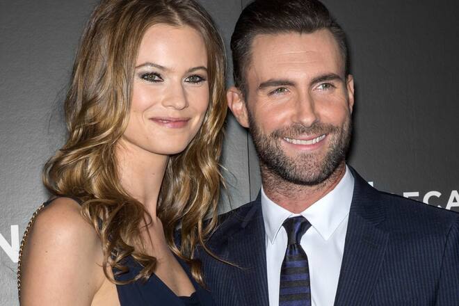 Behati Prinsloo und Adam Levine auf dem roten Teppich.