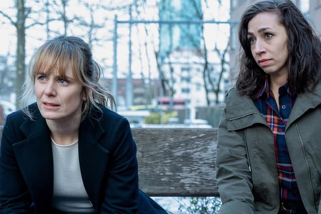 Die Schauspielerinnen Anna Pieri Zuercher (l.) und Carol Schuler schlüpfen im "Tatort: Risiken mit Nebenwirkungen" erneut in ihre Kommissarinnenrollen Isabelle Grandjean und Tessa Ott.