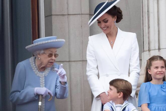 Anlässlich ihres 70. Thronjubiläums feierte Queen Elizabeth II. unter anderem mit der damaligen Herzogin Kate und ihrem jüngsten Sohn, Prinz Louis, auf dem Balkon des Buckingham Palastes.
