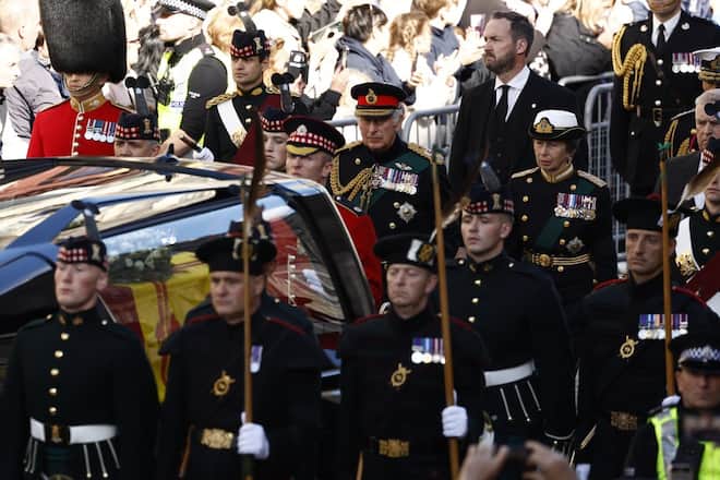 König Charles III. bei der Prozession durch Edinburgh.