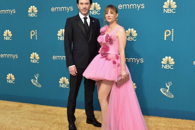 Kaley Cuoco und Tom Pelphrey bei ihrem Red-Carpet-Debüt bei den Emmy Awards.