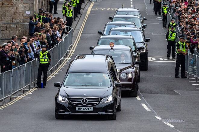 Am Dienstag brachte ein Leichenwagen die sterblichen Überreste der Queen in Edinburgh zum dortigen Flughafen.