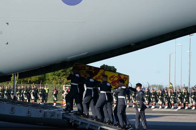 Sargträger bringen die sterblichen Überreste in einen Militärflieger.