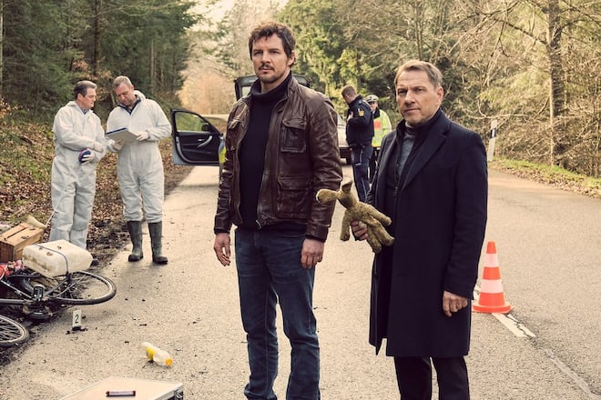 Thorsten Lannert (Richy Müller, r.) und Sebastian Bootz (Felix Klare) müssen im "Tatort: Der Mörder in mir" einen Fall von Fahrerflucht mit Todesfolge aufklären.