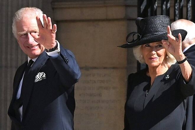 Seit dem Tod der Queen nimmt Königsgemahlin Camilla offizielle Termine unter Schmerzen wahr.