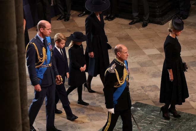 Prinz William und Herzogin Kate liefen mit ihren Kindern, Prinz George und Prinzessin Charlotte, hinter dem Sarg der Königin in die Westminster Abbey - vor ihnen Prinz Edward und seine Frau Sophie