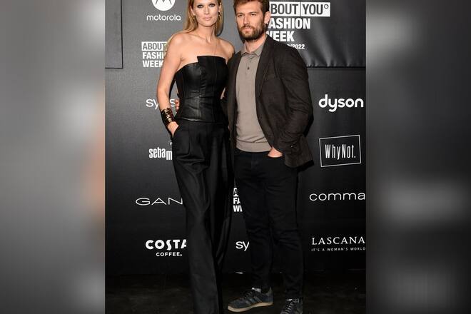 Toni Garrn und Alex Pettyfer strahlen in Mailand.