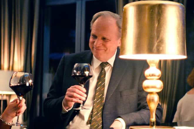 «Tatort: Murot und das Gesetz des Karma»: Felix Murot (Ulrich Tukur) abends an der Hotelbar.