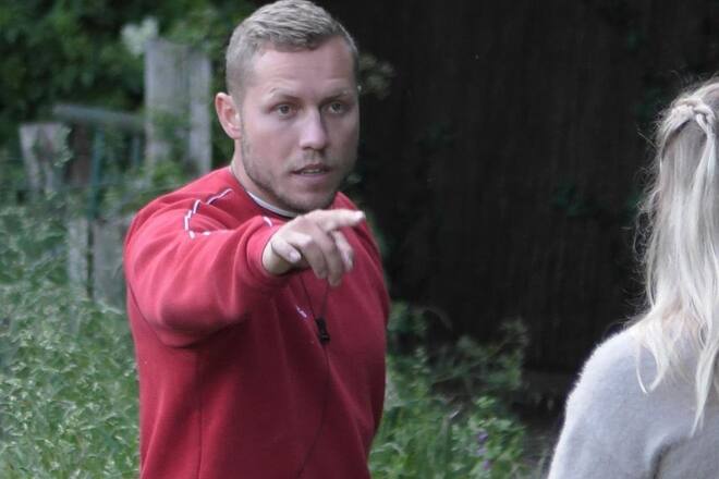 Patrick zählt Antonia an.