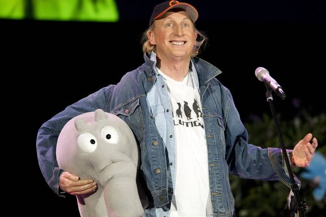 Otto Waalkes mit seinem Ottifanten auf der Bühne.