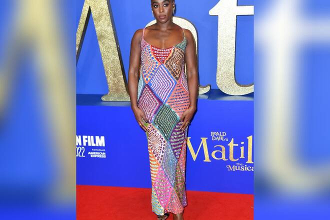 Lashana Lynch beweist Mut zur Farbe.