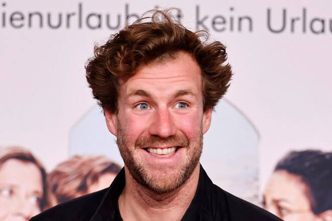 Luke Mockridge lächelt auf der Premiere des neuen Films «Der Nachname».