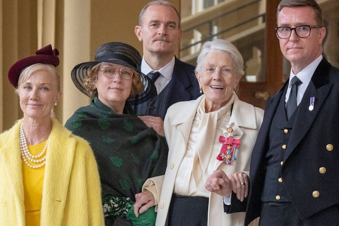 Dame Vanessa Redgrave (2.v.r.) mit ihrer Tochter Joely Richardson (l.) sowie ihrer Schwiegertochter Jennifer Nero und ihrem Sohn Carlos Nero nach der Veranstaltung. Ein Palastmitarbeiter (r.) begleitete die Ausgezeichnete aus dem Buckingham Palast.