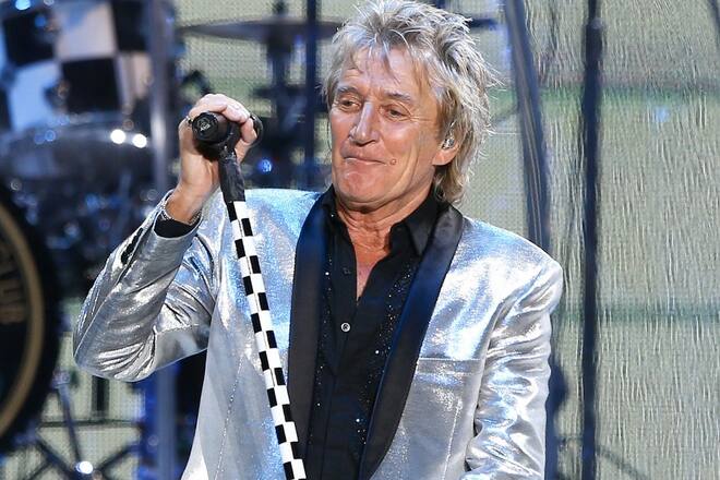 Der britische Sänger Rod Stewart hilft einer ukrainischen Familie.