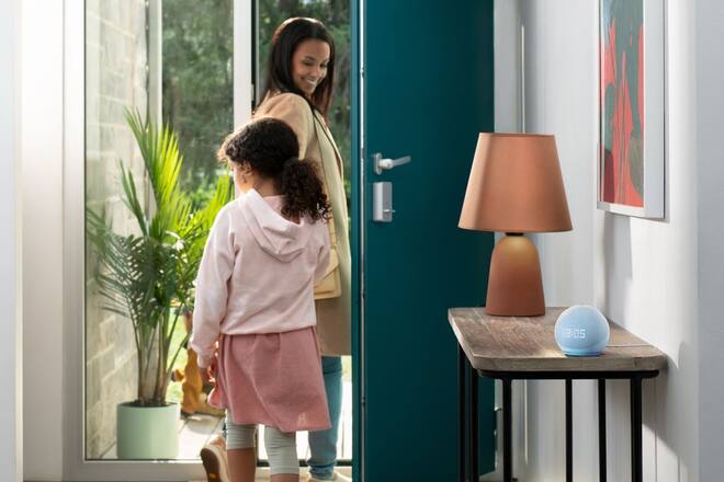 Immer jemand daheim: Der neue Echo Dot kann unter anderem im Verbund mit einer smarten Heizung die Raumtemperatur so steuern, wie man es ihm befiehlt.