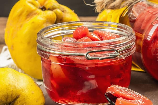 Quitten lassen sich als leckeres Kompott länger haltbar machen.