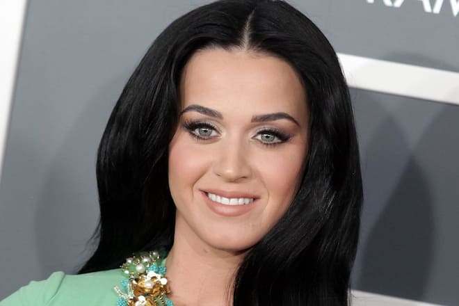 Katy Perry wie wir sie kennen: geschminkt auf dem roten Teppich