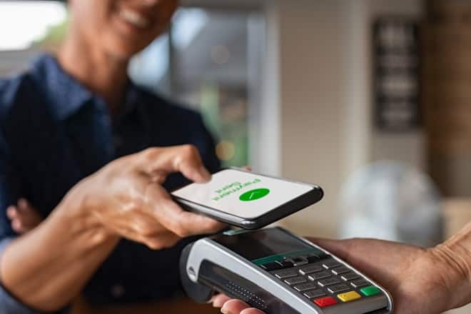 Mit dem Smartphone zu bezahlen, ist dank NFC-Technologie heutzutage fast überall möglich.