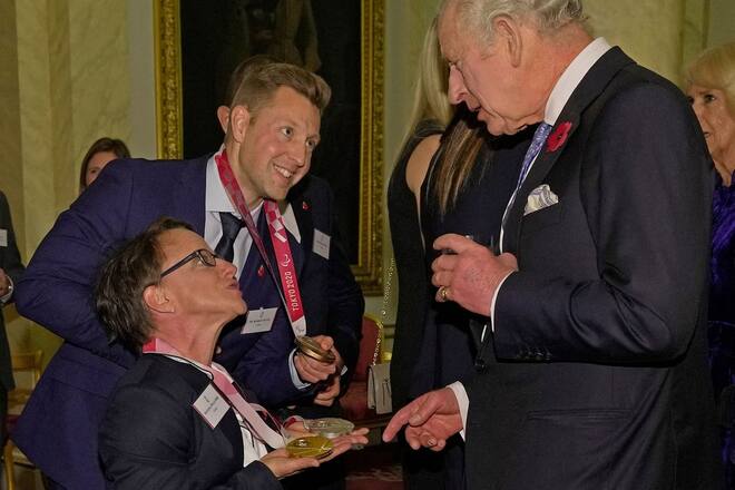 König Charles III. unterhielt sich angeregt mit seinen Ehrengästen.