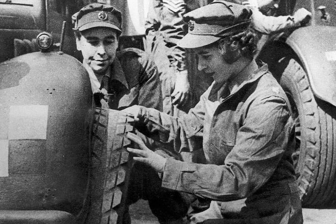 Queen Elizabeth II., damals noch Prinzessin, bei ihrer Ausbildung zur Mechanikerin.