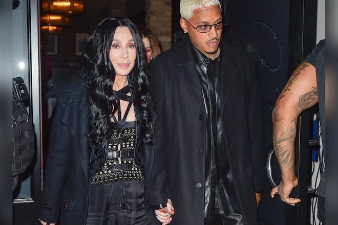 Cher und der 40 Jahre jüngere Alexander Edwards beim Verlassen des Restaurants - händchenhaltend.