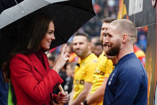 Prinzessin Kate beim Rugby: Sie deutete mit gekreuzten Fingern an, dass sie dem hier abgebildeten Sam Tomkins die Daumen drückt.