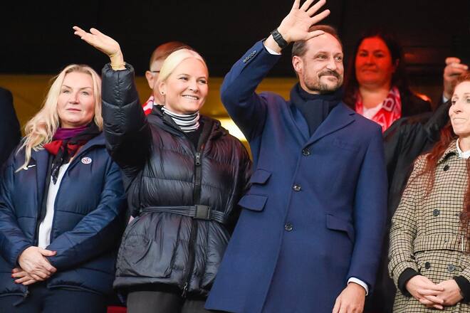 Kronprinzessin Mette-Marit und Kronprinz Haakon im Osloer Fussballstadion.