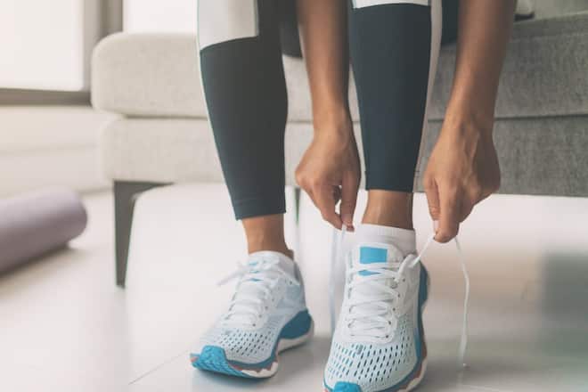 Indoor-Walking funktioniert sowohl mit Turnschuhen als auch barfuss.
