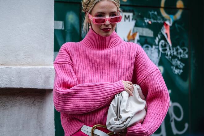 Bloggerin und Influencerin Leonie Hanne in einem kuscheligen Strickpullover in leuchtendem Pink.