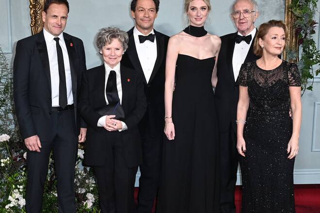 Premiere für Staffel fünf von «The Crown» in London: Imelda Staunton (2. v. l.) mit ihren Serienkollegen Jonny Lee Miller, Dominic West, Elizabeth Debicki, Jonathan Pryce und Lesley Manville.