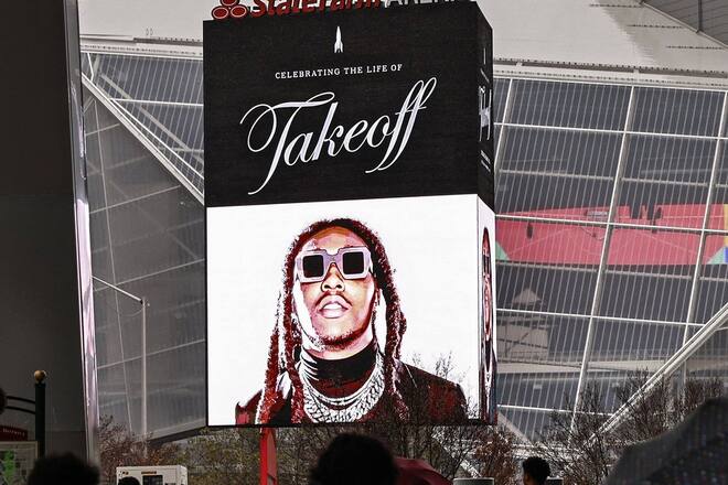 Ein riesiges Bild von Takeoff erstrahlt vor der State Farm Arena in Atlanta.
