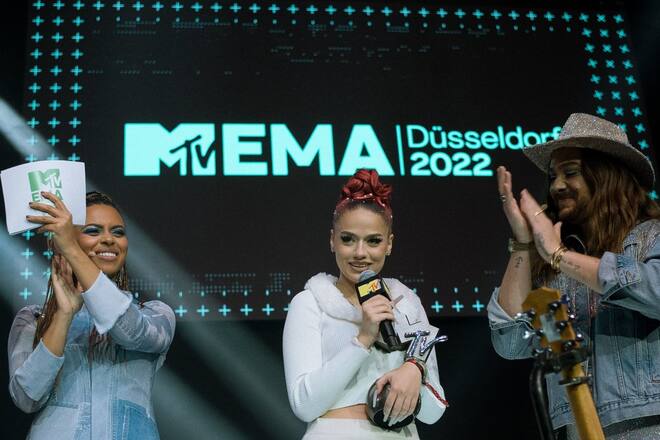 Badmómzjay mit Aminata Belli und Riccardo Simonetti bei der Preisverleihung